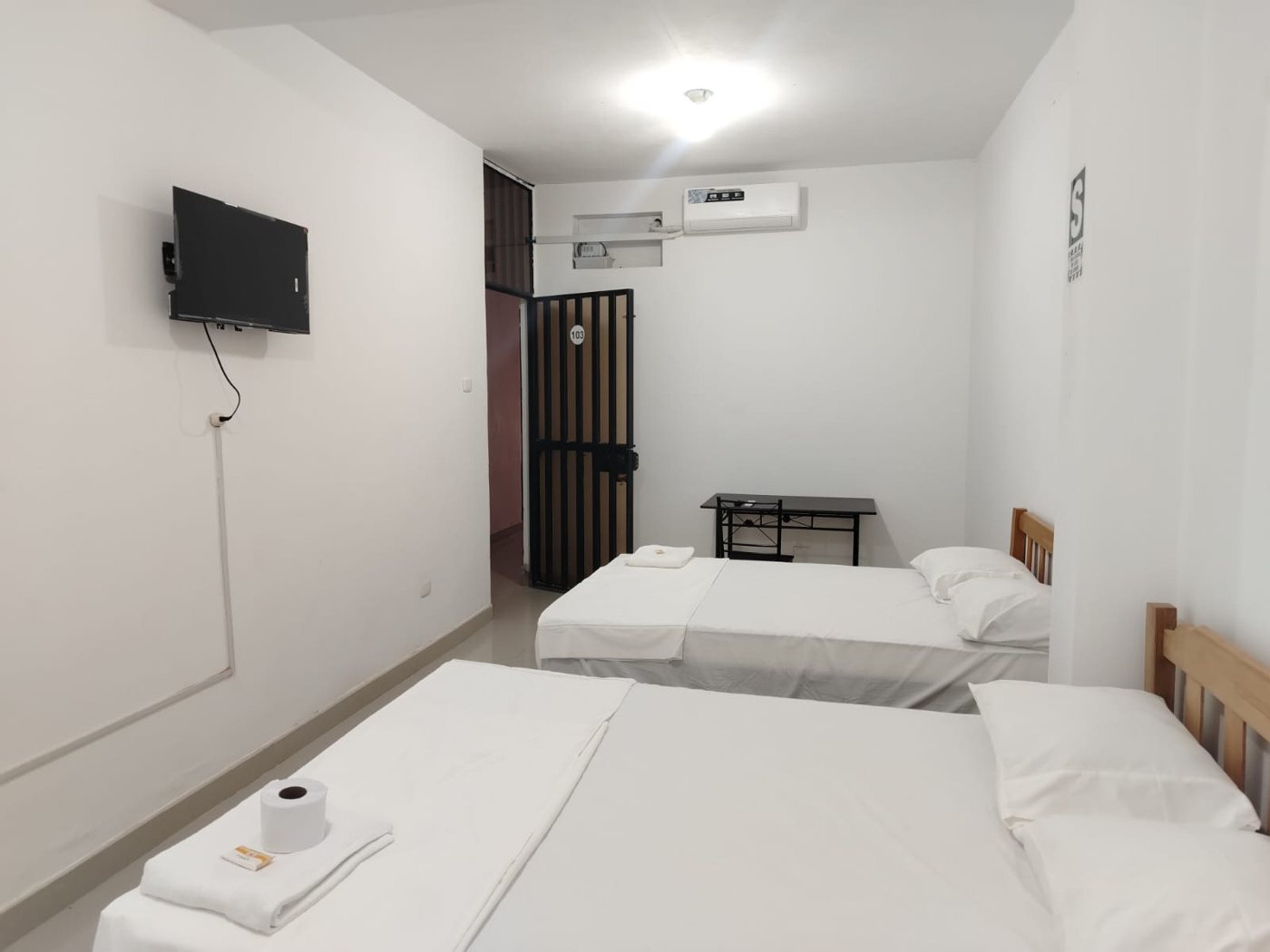 Habitación doble con dos camas, aire acondicionado, TV y escritorio en Tumbes
