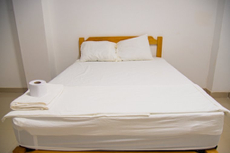 Habitación simple con cama matrimonial y aire acondicionado en Tumbes